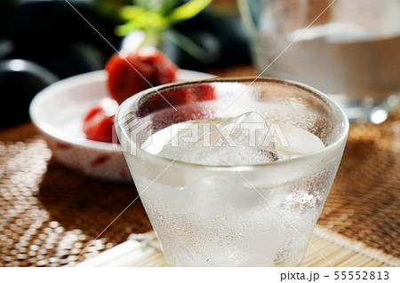 焼酎と梅干し 55552813