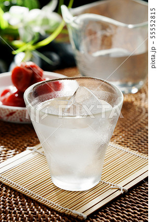焼酎と梅干し 55552815