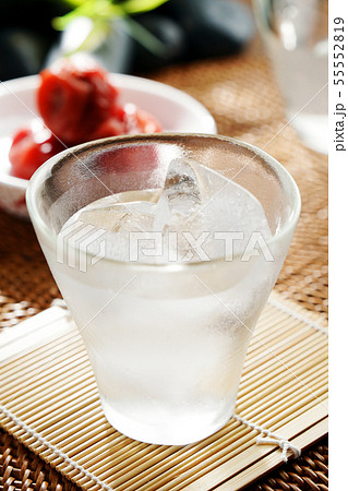 焼酎と梅干し 55552819