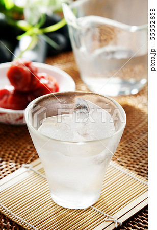 焼酎と梅干し 55552853