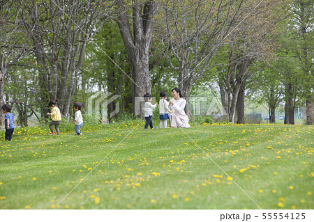 子どもたちと遊ぶ保育士 55554125
