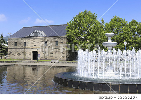 北海道　小樽　旧日本石油（株）倉庫と運河公園の噴水 55555207