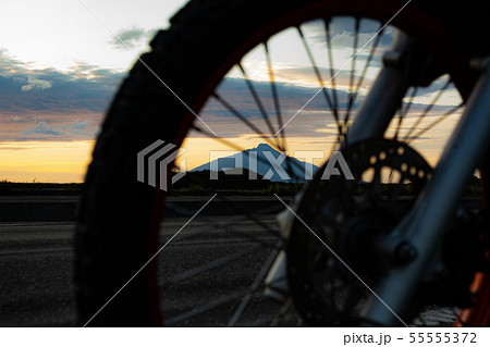 【北海道】タイヤから眺める利尻富士【夕日】 55555372