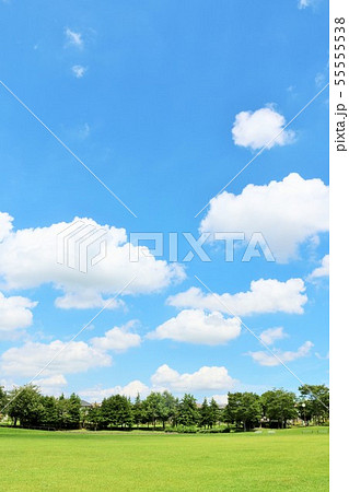 爽やかな青空と街の公園 55555538