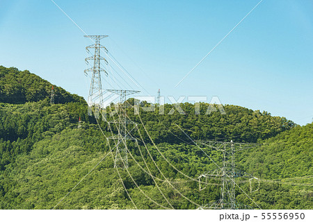 鉄塔　高圧線　電力　送電線　青空　空 55556950