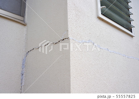 壁のひび割れ 55557825