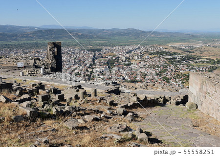 アクロポリス遺跡からベルガマの街を見る 55558251