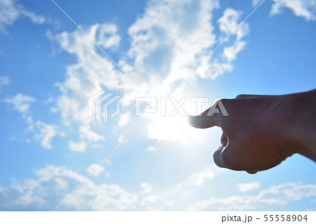 青空を指差す 青空を指差す 55558904