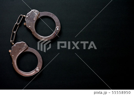 手錠　逮捕のイメージ　犯罪 55558950