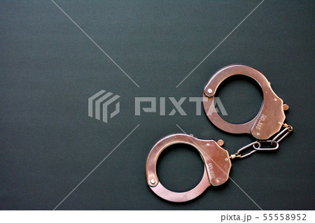 手錠 逮捕のイメージ 犯罪の写真素材