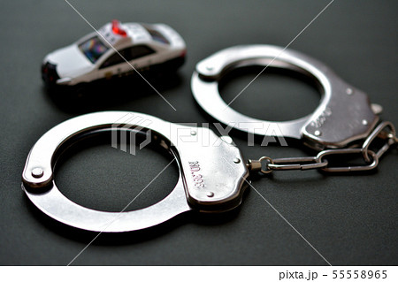 手錠　逮捕のイメージ　パトカー 55558965
