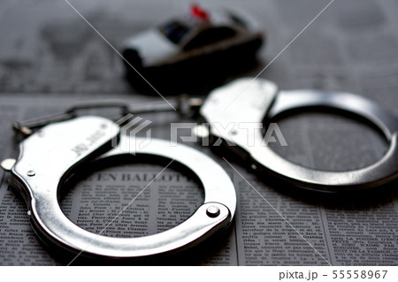 手錠 逮捕のイメージ パトカーの写真素材