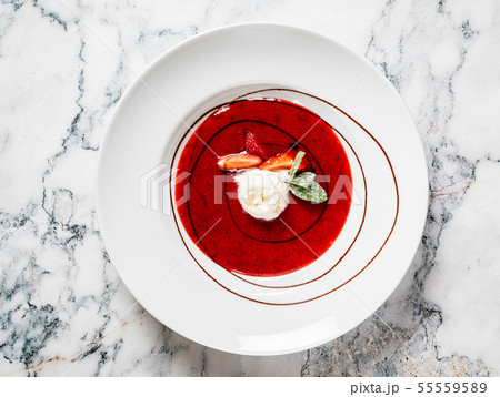strawberry soup with ice cream 55559589