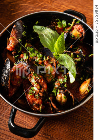 Steamed mussels in white wine sauce 55559984