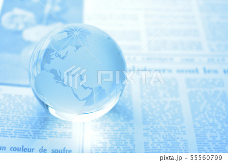 地球儀と英字新聞　グローバルイメージ 55560799
