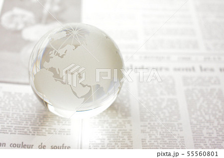 地球儀と英字新聞 グローバルイメージ 地球儀と英字新聞 グローバルイメージ 55560801