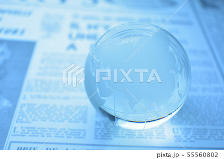 地球儀と英字新聞 グローバルイメージ 地球儀と英字新聞 グローバルイメージ 55560802