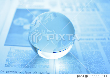 地球儀と英字新聞　グローバルイメージ 55560811