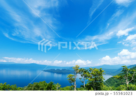 【青森県十和田湖】十和田湖の夏：発荷峠展望台から眺める日本新八景十和田湖の大パノラマ 55561023