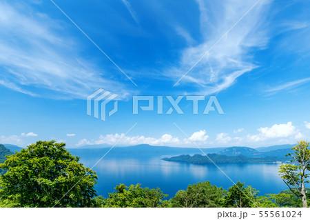 【青森県十和田湖】十和田湖の夏：発荷峠展望台から眺める日本新八景十和田湖の大パノラマ 55561024