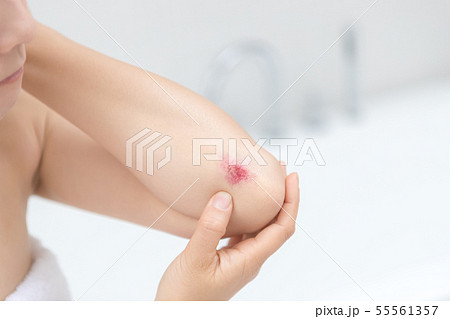 a thirty-something woman 55561357