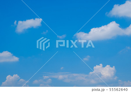 【写真素材】 青空　空　雲　夏の空　背景　背景素材　7月　コピースペース 55562640