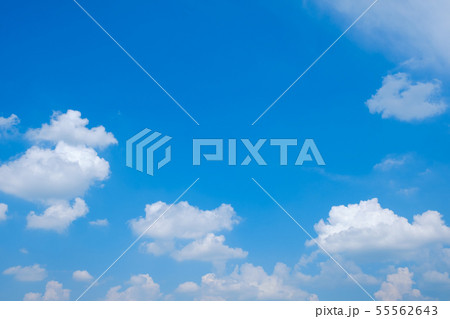 【写真素材】 青空　空　雲　夏の空　背景　背景素材　7月　コピースペース 55562643