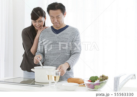 調理をする夫と妻 調理をする夫と妻 55563330