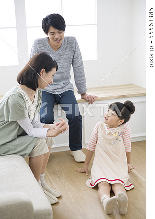 リビングでくつろぐ3人家族 55563385