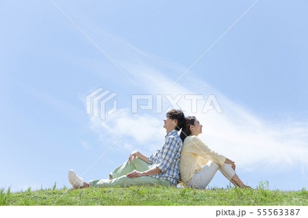 芝生に座る男女 55563387