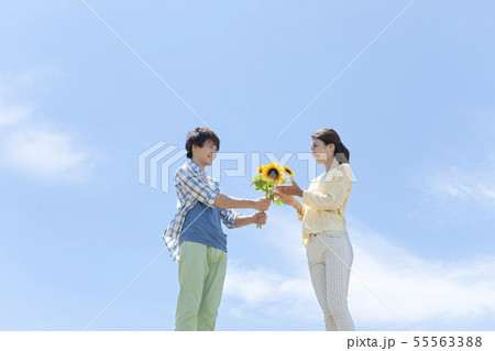 花を渡す男性と女性 55563388