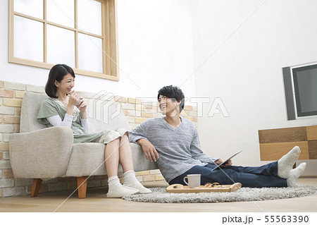 リビングでくつろぐ夫婦 55563390