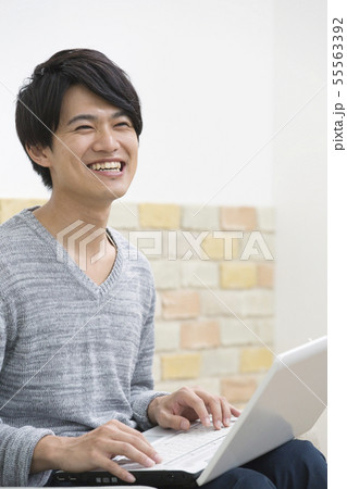 ノートパソコンを操作する男性 55563392