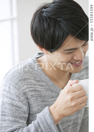 マグカップを持つ男性 55563394