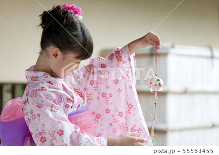 風鈴を持つ浴衣姿の日本人女の子 55563455