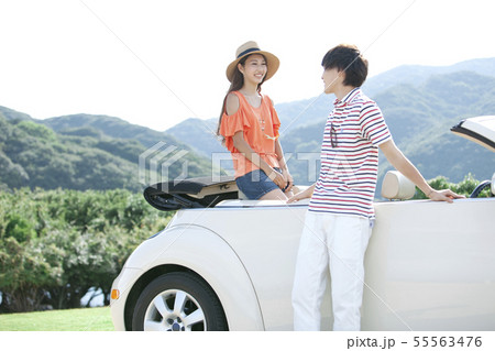 車に乗る女性と男性 55563476