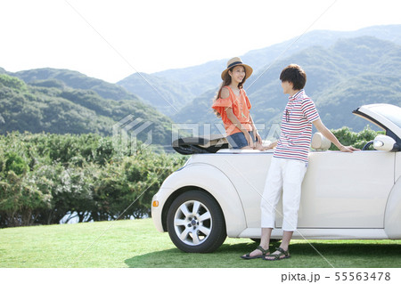 車に乗る女性と男性 55563478