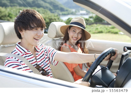 車に乗る男女 55563479