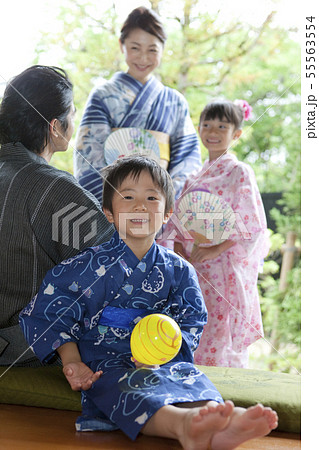 浴衣姿の日本人家族 55563554
