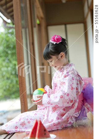 紙風船を持つ日本人女の子 55563628