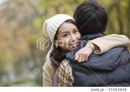 抱き合うカップル 55563648