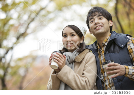 コーヒーを飲むカップル 55563656