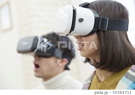 VRゴーグルをつける男女 55563711