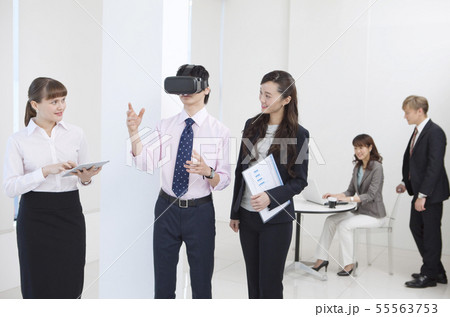 VR体験をするビジネスマンとビジネスウーマン 55563753