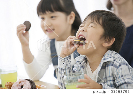 お菓子を食べる男の子と女の子 55563792