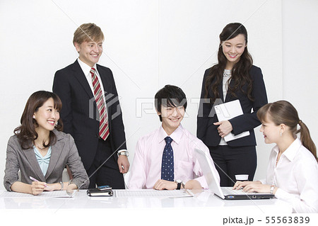 打合せをするビジネス男女5人 55563839