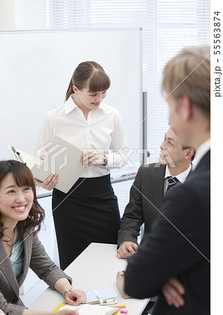 打合せをするビジネス男女4人 55563874