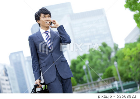 スマートフォンで電話をするビジネスマン 55563922