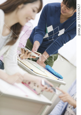 教室で話す学生 55563927