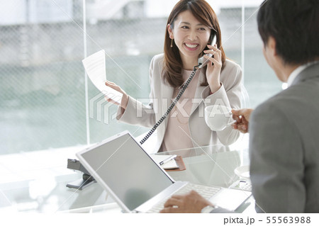 打ち合わせをする男女のビジネスマン 55563988